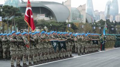 Реджеп Эрдоган - Ильхам Алиев - Мустафа Кемаль Ататюрк - В Баку прошёл военный парад в честь окончания войны в Карабахе - svoboda.org - Турция - Азербайджан