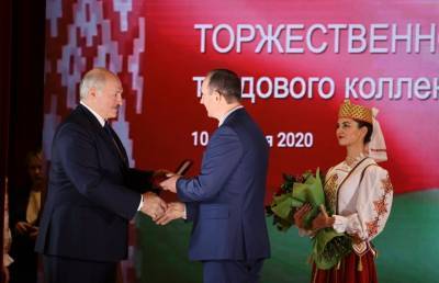 Александр Лукашенко - Александр Лукашенко поздравил БНТУ со 100-летием и вручил вузу орден Трудовой Славы - ont.by - Белоруссия