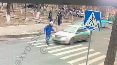 В Одессе таксист снес пенсионера на "зебре" и стал снимать наклейки на авто: момент аварии попал на видео - odessa.politeka.net - Одесса