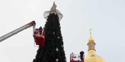 «Впервые мы сделали что-то для детей». Организаторы объяснили, почему главную елку в Киеве украсили шляпой - nv.ua - Киев