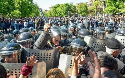 Никол Пашинян - Никола Пашинян - Ситуация в протестующем Ереване обострилась - в потасовке на митинге серьезно пострадали люди - dialog.ua - Ереван