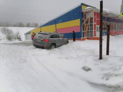 В Кузбассе сотрудники ГИБДД пришли на помощь жителю Новосибирска - gazeta.a42.ru - Новосибирск - район Таштагольский