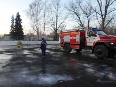 Спасатели заливают катки в Липецкой области - lipetskmedia.ru - Липецкая обл.