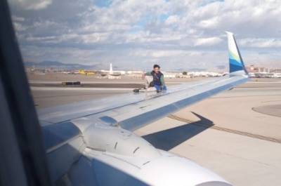 Мужчина забрался на крыло самолёта в США - govoritmoskva.ru - США - state Alaska