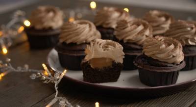 Лиза Глинская - Рецепт новогодних шоколадных капкейков с ликером Baileys от Лизы Глинской - 24tv.ua