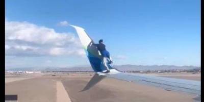 В аэропорту Лас-Вегаса мужчина забрался на крыло пассажирского самолета перед вылетом — видео - nv.ua - США - штат Орегон - Вегас - state Alaska