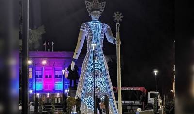 Чиновники объяснили, что поставили на площади в Аксае не богиню зла, а Королеву зимы - newizv.ru - Новосибирск - район Аксайский