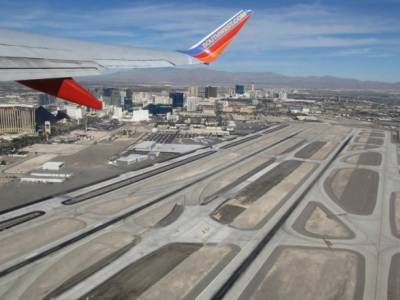В аэропорту Лас-Вегаса мужчина проник на взлетную полосу и залез на крыло авиалайнера - unn.com.ua - США - Киев - state Alaska