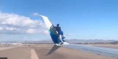 В Лас-Вегасе мужчина упал с крыла пассажирского самолета (видео) - sharij.net - США - Вегас - state Alaska