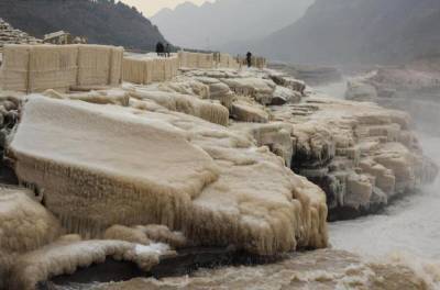 В Китае известный желтый водопад превратился в "нефритовый ледопад": впечатляющие фото - 24tv.ua - Норвегия - Китай