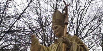 Иоанн Павел II (Ii) - Во Львовской области повредили два памятника Папе Римскому Иоанну Павлу II. Отбили палец и руку - nv.ua - Львовская обл.