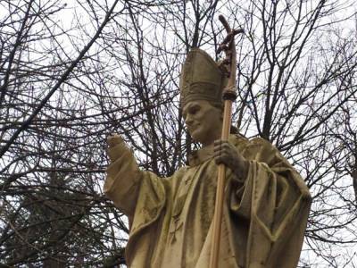 Иоанн Павел II (Ii) - В Трускавце памятнику папе Ивану Павлу II оторвали руку: фото, видео - 24tv.ua - Львов