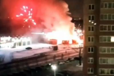 Киоск с фейерверками сгорел в Новосибирске. Видео - tv2.today - Новосибирск