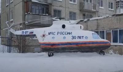 Фото дня: иркутские пожарные слепили из снега и льда вертолет Ми-26 - newizv.ru - Илимск