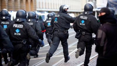В Лейпциге произошли столкновения между демонстрантами и полицией - russian.rt.com - Париж - Лейпциг