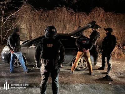 Трое киевских полицейских вымогали у мужчины $2,5 тысячи, удерживая его в гараже - news-front.info - Киев