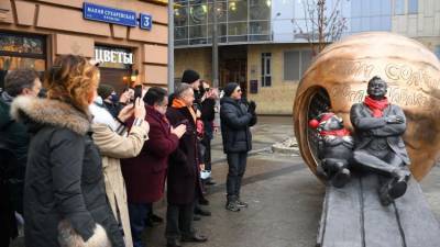 Олег Табаков - Марина Зудина - "Четыре тонны любви в бронзе": Атом Солнца Табакова открыли в Москве - crimea.ria.ru - Москва - Крым - Симферополь