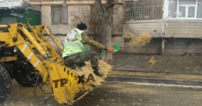 В Харькове коммунальщики посыпают лед песком из детской лопатки (фото) - focus.ua - Харьков