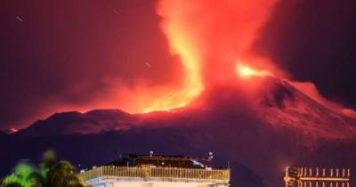 На Сицилии "проснулась" Этна: появились яркие фото и видео извержения вулкана - dsnews.ua - Украина
