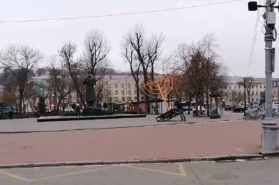 Мужчина, поваливший ханукию на Контрактовой площади в Киеве вытолкал за двери СБУшников, которые пришли к нему - vkcyprus.com - Украина - Киев