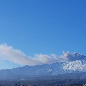 Появилось зрелищное видео извержения вулкана Этна на острове Сицилия - reporter-ua.com - Сицилия