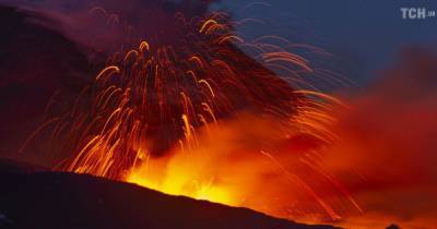 Вулкан Этна порадовал жителей итальянской Катании величественным и жутким зрелищем - tsn.ua