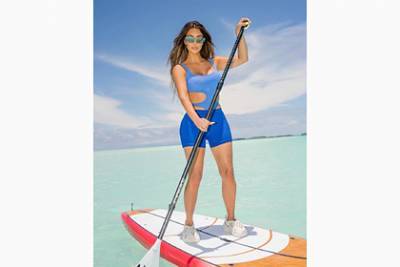 Канье Уэста - Ким Кардашьян-Уэст - Фанаты сочли «уродливой» новую обувь бренда Канье Уэста на пляжном фото его жены - lenta.ru