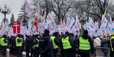 В центре Киеве проходит массовый митинг против локдауна: улица Грушевского перекрыта, силовики перешли на усиленный режим работы - nv.ua - Киев