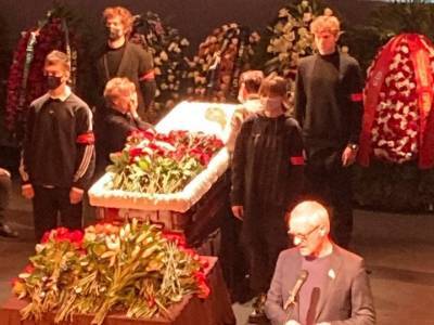 патриарх Кирилл - Валентин Гафт - Похороны Валентина Гафта — прощание с актером, видео онлайн трансляция - pravda-tv.ru - Москва - РСФСР
