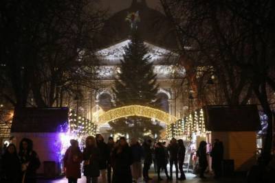 Во Львове возле Оперного театра установили главную новогоднюю ёлку города: фото и видео - 24tv.ua - Львов