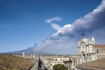 На Сицилии произошло извержение самого высокого вулкана Европы Этна: впечатляющие кадры - 24tv.ua