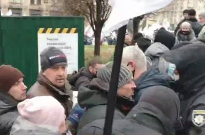 На киевском Майдане полиция подралась с ФОПами из-за палаток - news.bigmir.net - Киев - Столица