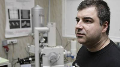 Нобелевский лауреат создал уничтожающее коронавирус покрытие - iz.ru - Швейцария - Израиль
