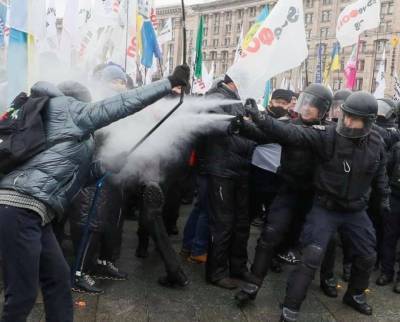 На Майдане в полицию полетели шумовые гранаты, столкновения продолжаются - news.bigmir.net - Киев