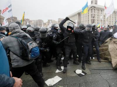 На Майдане взрывают шумовые гранаты - news-front.info - Украина