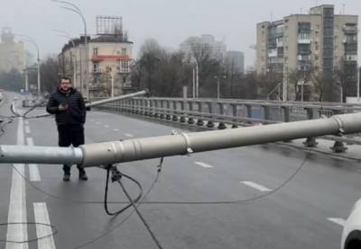 На Шулявском мосту упали столбы, едва не разбив авто - sharij.net - Киев
