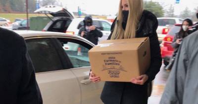 Дональд Трамп - Иванка Трамп - Нашлась работа после выборов: Иванка Трамп грузила коробки с едой бедным семьям (фото) - focus.ua - США