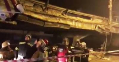 На "уставшем" в 2017 году мосту в Киеве рухнули опоры освещения - ren.tv - Украина - Киев