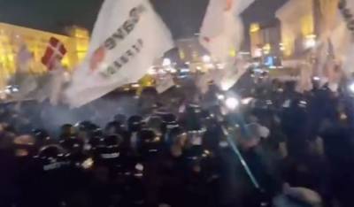 На Майдане начали жестко разгонять митингующих: кадры переполоха - sport.politeka.net - Киев