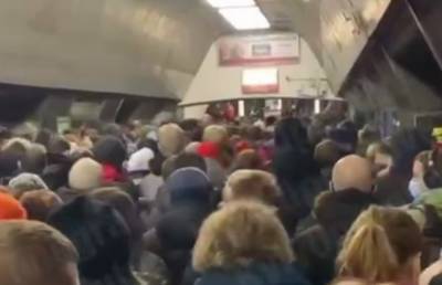 Люди ходят по головам: что происходит в киевском метро после "заминирования", кадры - politeka.net - Киев