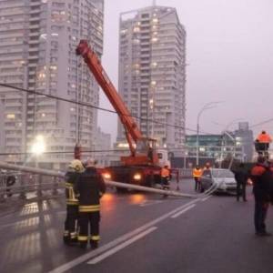 Из-за падения фонарей на Шулявском мосту пострадали девять авто - reporter-ua.com - Киев