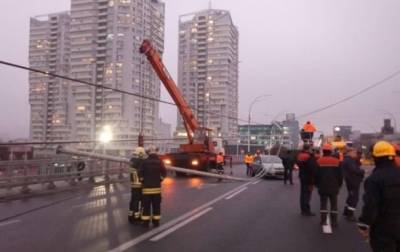 Полиция открыла дело из-за падения электроопор на мосту в Киеве - korrespondent.net - Киев