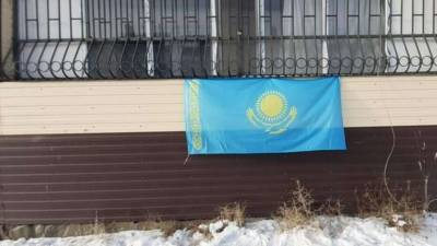 Казахстанцы во всех регионах вывешивают государственные флаги на своих домах - informburo.kz - Шымкент - Талдыкорган