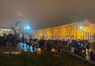 Сотни протестующих провели ночь на Майдане - lenta.ua - Киев