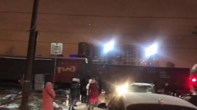 Жители ЖК на Пулковском шоссе больше часа стояли в пробке из-за преградившего путь поезда - piter.tv - р-н. Московский