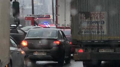 Питер Онлайн - Утром на КАД столкнулись пять легковушек и два грузовика - piter.tv - Санкт-Петербург