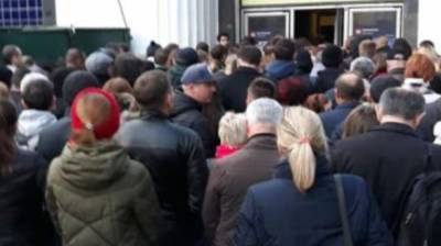 "Оно и трех гривен не стоит": над метро в Харькове образовалась дыра, пассажиры возмущены - kharkov.politeka.net - Харьков