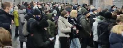 Огромные очереди образовались при входе в метро Харькова, кадры "пробок": "Работают только 2 турникета" - kharkov.politeka.net - Харьков