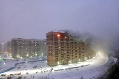В Мурино из полыхающей многоэтажки эвакуировали 16 человек, одного спасли - ivbg.ru - Ленинградская обл.