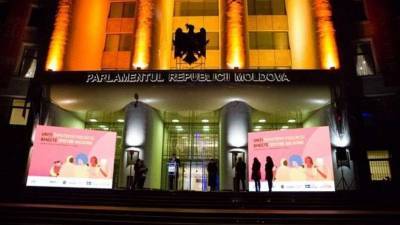 Парламент Молдовы одобрил снижение пенсионного возраста и вернул русскому языку официальный статус - informburo.kz - Молдавия